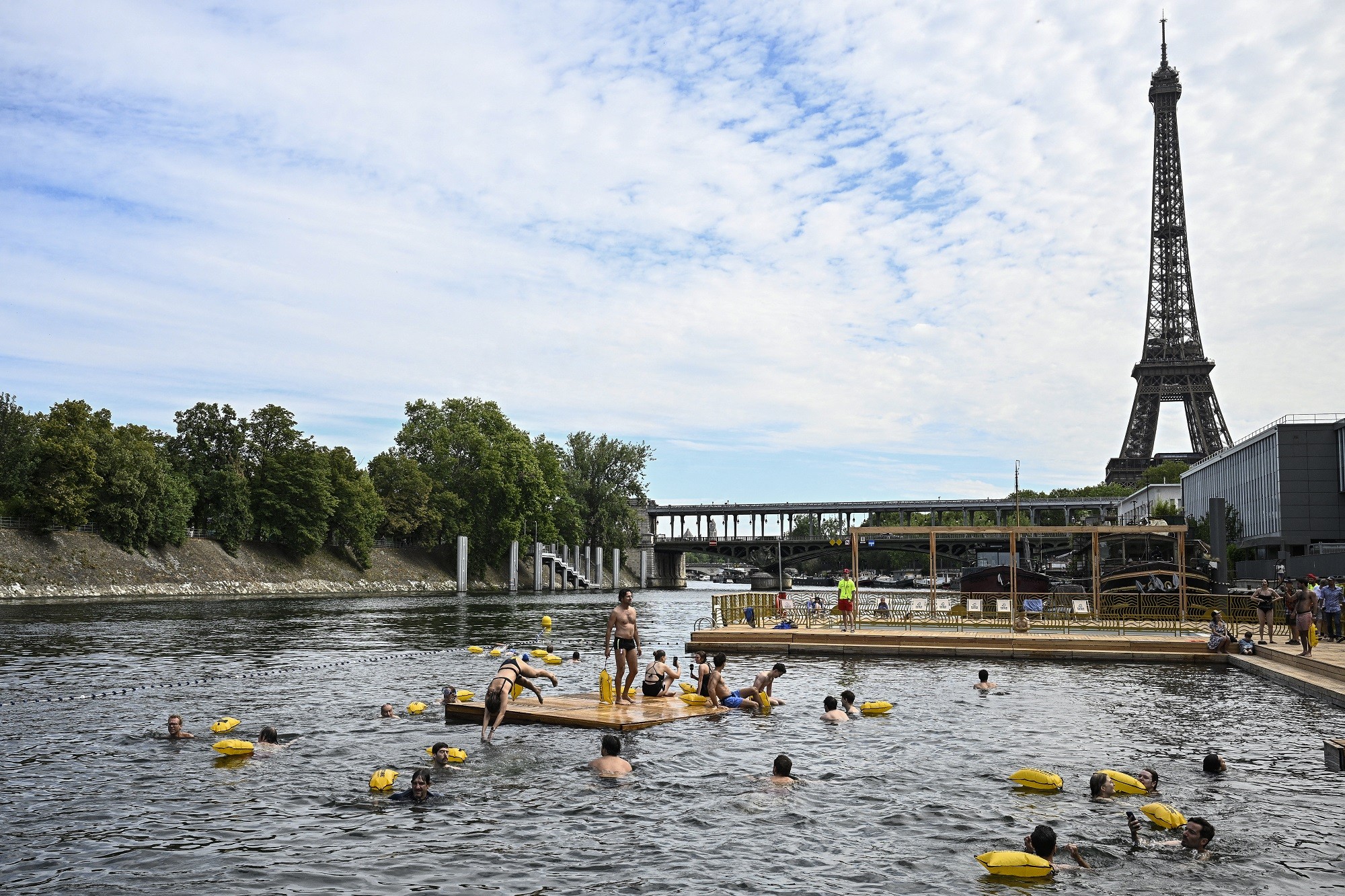 Paris estende temporada de natação no rio Sena; saiba até quando banhistas poderão mergulhar