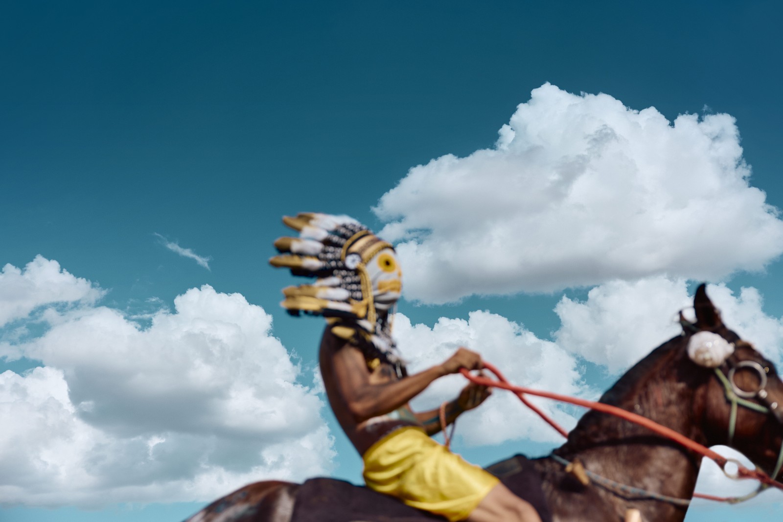 Fotos do ato 'Divino', na exposição 'Curucucu divino' — Foto: Divulgação/Fernando Young