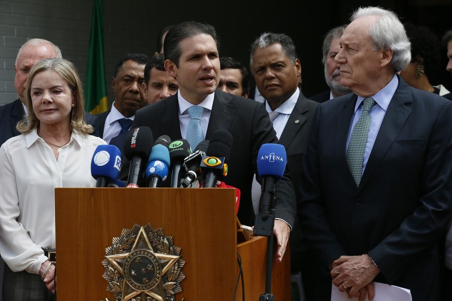 Gleisi Hoffmann, Hugo Motta e Ricardo Lewandowski durante solenidade de apresentação de proposta para área de segurança pública