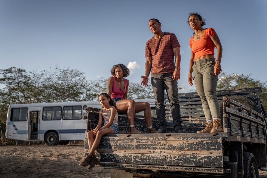 Maria Rita Camargo Mariano, Thainá Duarte, Allan Souza Lima e Alice Carvalho em cena de 'Cangaço Novo'