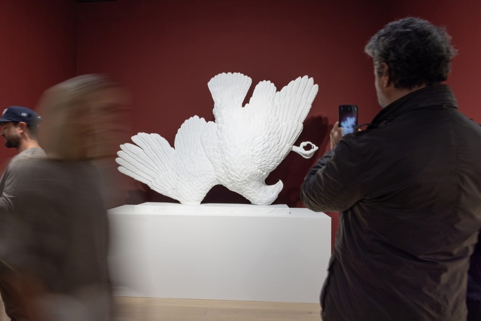 Eagle, symbol of the United States, with its head turned downward in “Bones”, by Maurizio Cattelan — Photo: Disclosure
