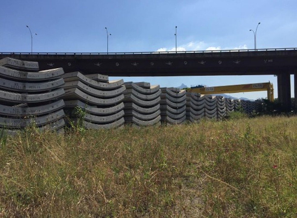 Aduelas de concreto abandonadas na Fábrica de Aduelas na Estação da Leopoldina, no Centro do Rio — Foto: Arquivo/Inventário