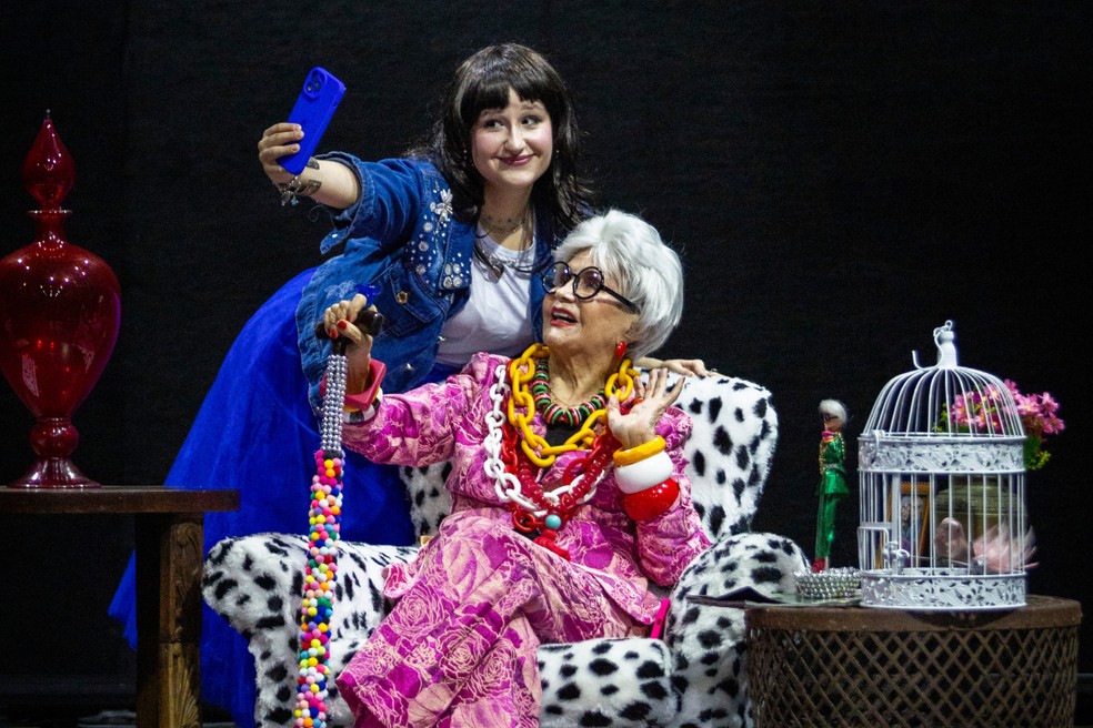 Sofia Mendonça e Rosamaria Murtinho em cena da peça "Uma vida em cores", sobre Iris Apfel — Foto: Guito Moreto/Agência O Globo