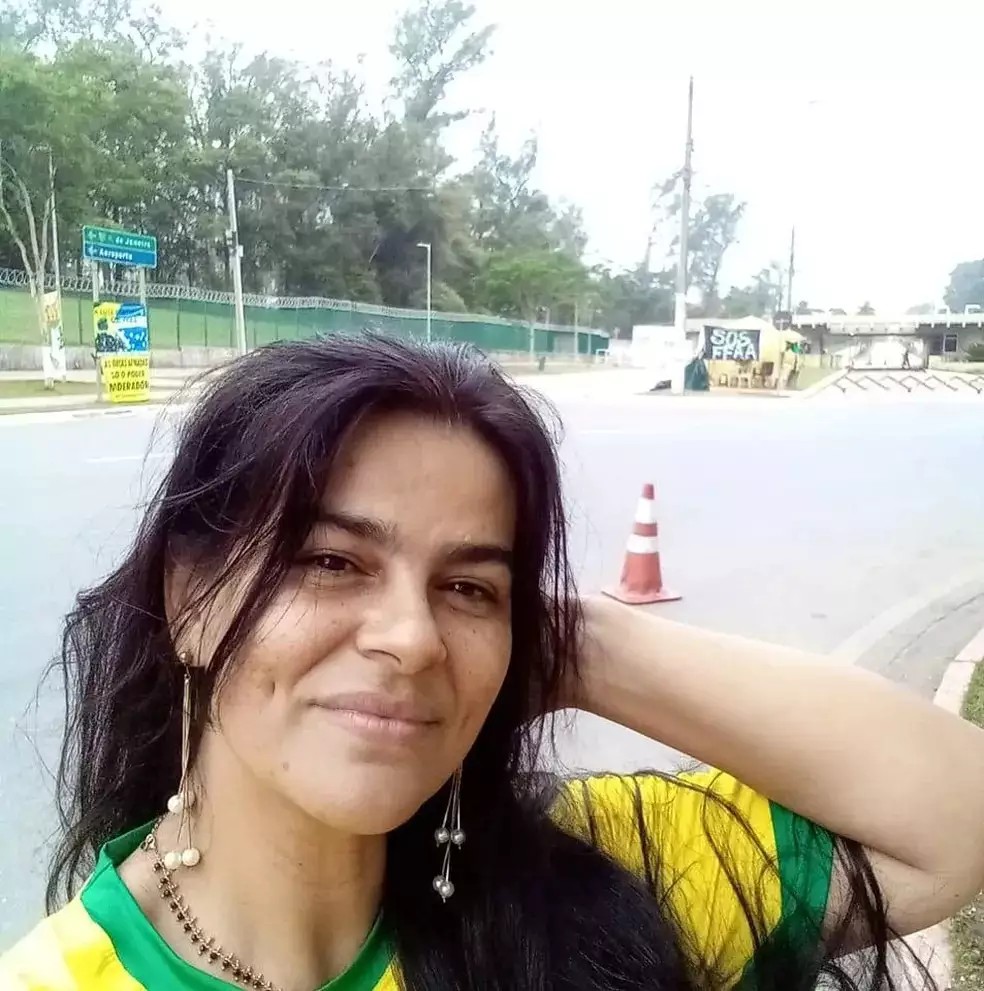 Alethea Verusca Soares, de 48 anos, teria fretado um ônibus de São José dos Campos (SP) dois dias antes do ataque terrorista. — Foto: Reprodução