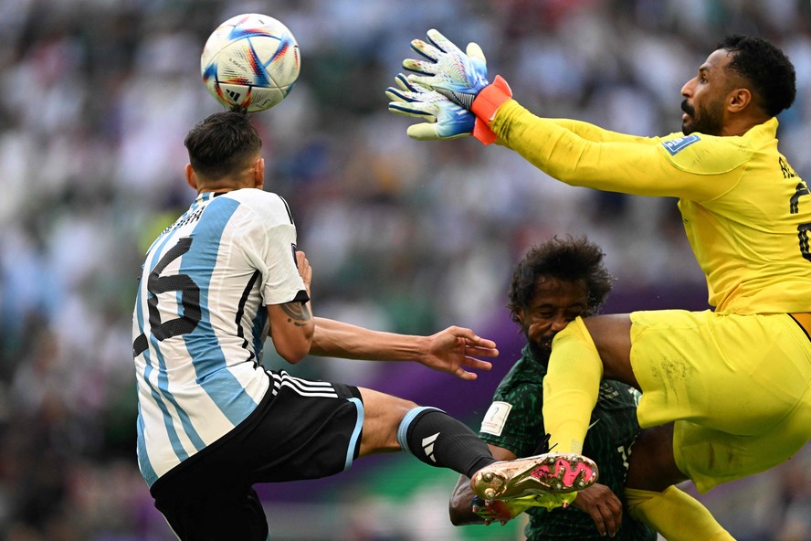 Goleiro da Arábia Saudita, Al Owais, atingiu com o joelho o zagueiro Al Shahrani, seu colega de equipe, no segundo tempo da vitória contra a Argentina