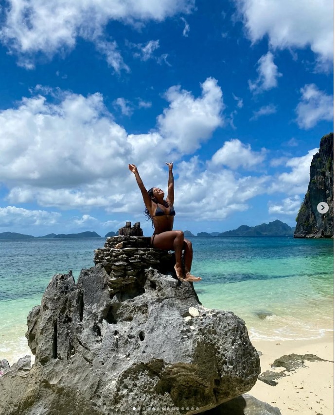 Praia e natureza, paixões de Juliana. Ela posa numa Praia de Niterói, cidade que adotou como sua, apesar de ser carioca — Foto: Álbum de família