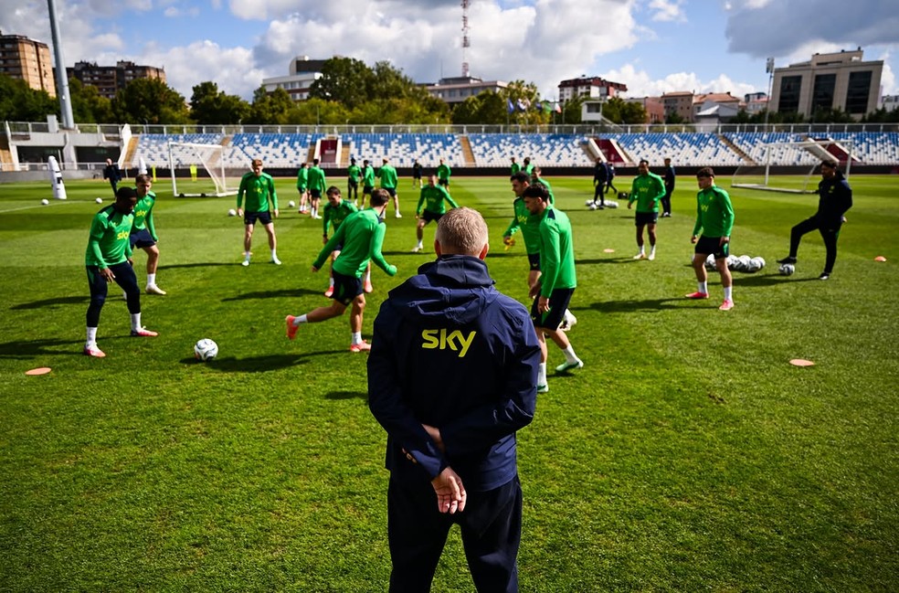 Técnico Heimir Hallgrímsson comanda treino da seleção da Irlanda — Foto: Divulgação/Seleção da Irlanda