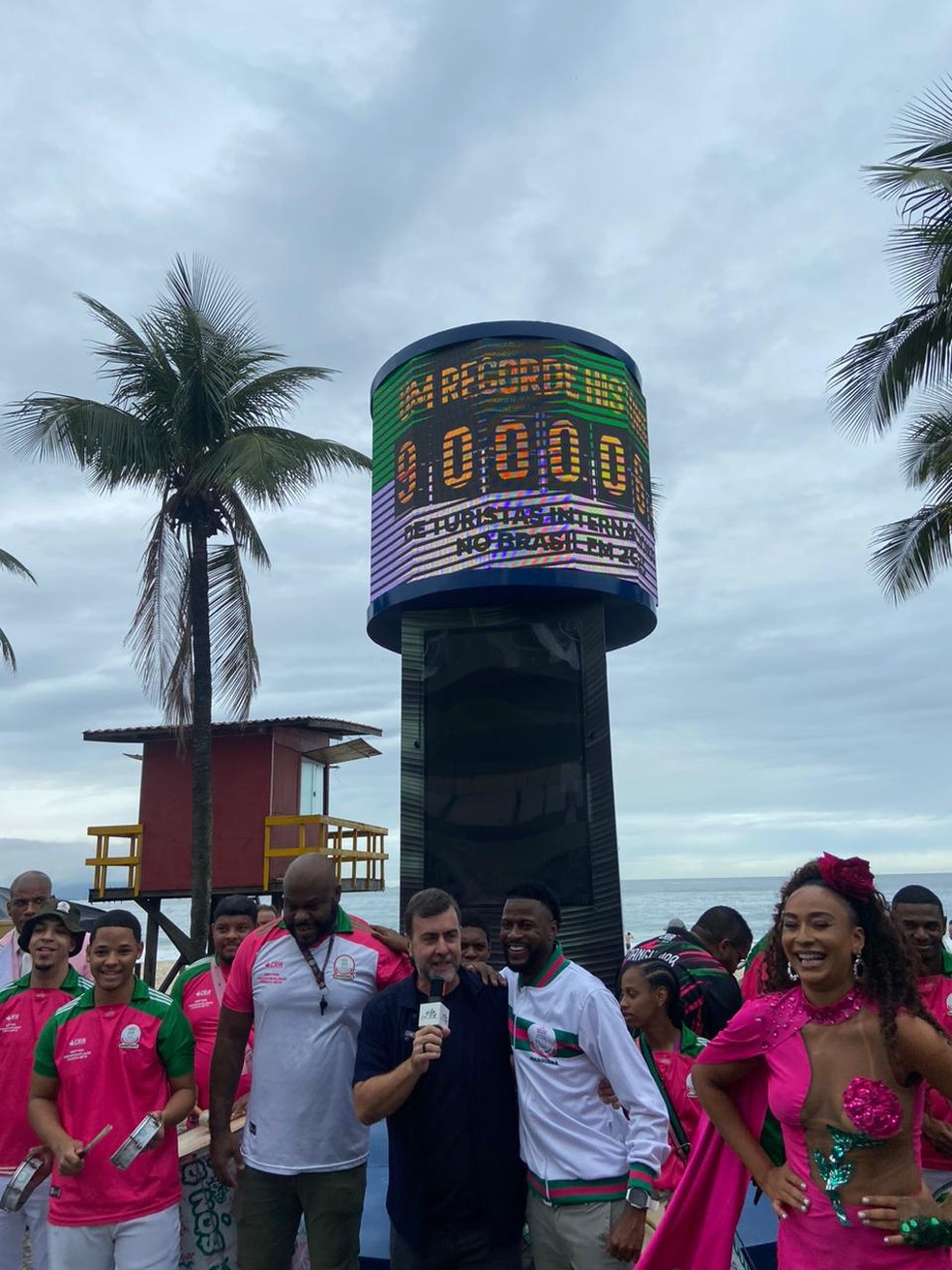 Embratur President Marcelo Freixo during an event that marked the arrival of 9 million foreign tourists in Brazil in 2025. The celebration took place on Copacabana beach, where the “touristometer” that recorded this milestone is installed — Photo: Mayra Castro/O Globo