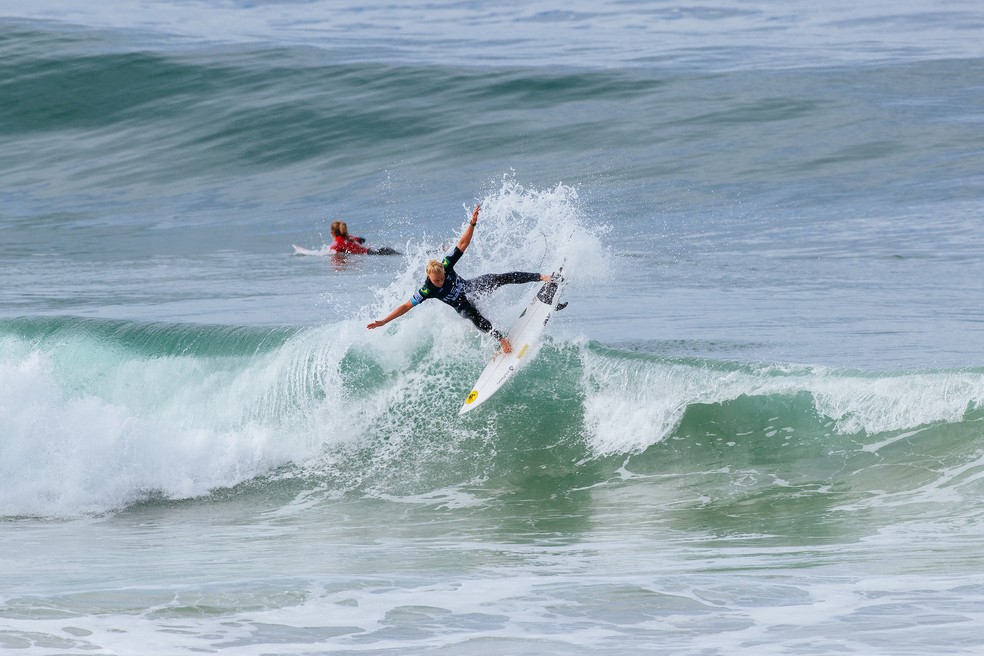Tatiana Weston-Webb manobrando forte em Supertubos World Surf League — Foto:         