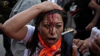 Opositores do governo do presidente peruano Pedro Castillo fazem manifestação para exigir sua renúncia em Lima — Foto: ERNESTO BENAVIDES/AFP