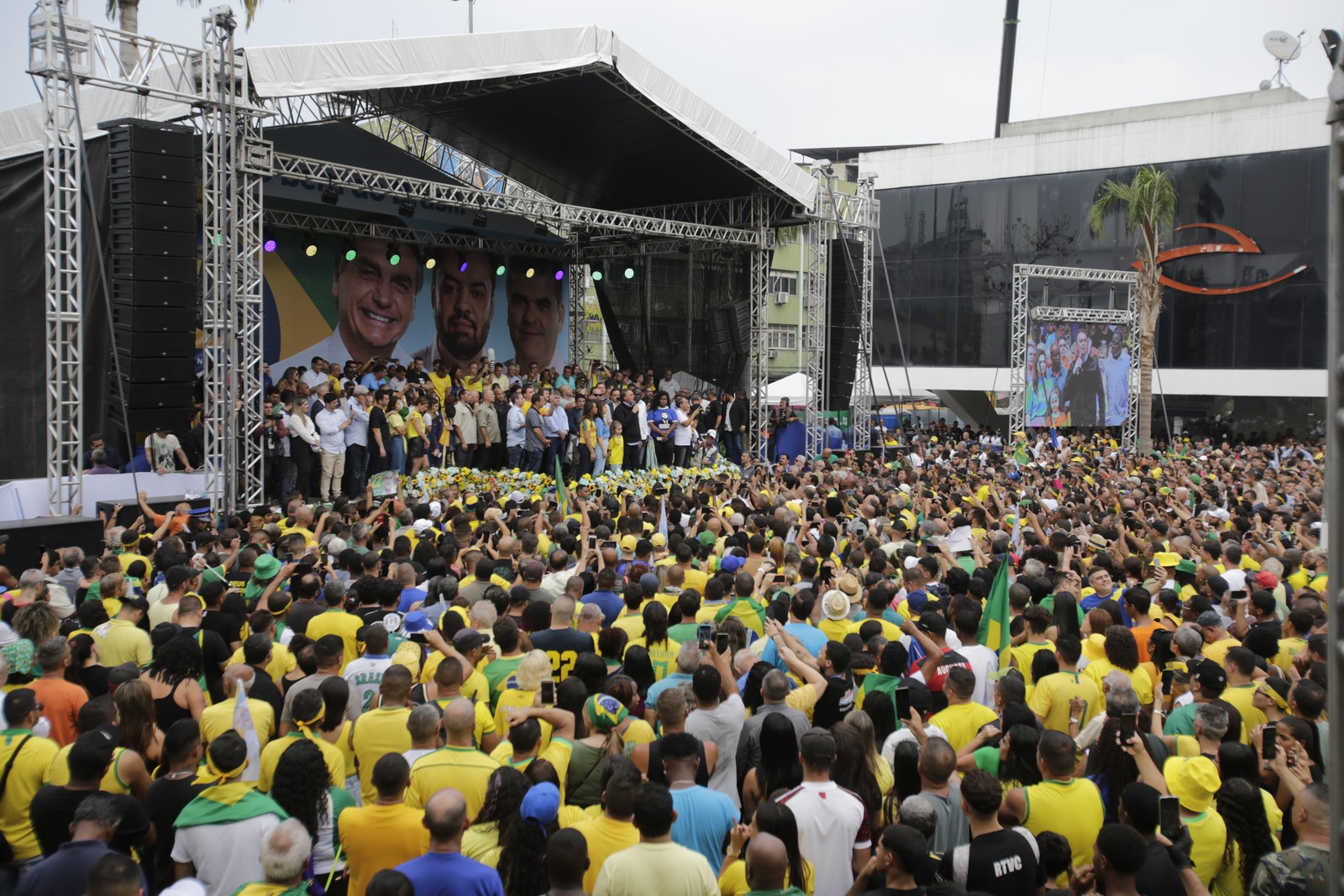 O presidente Jair Bolsonaro (PL) faz comício em Duque de Caxias, na Baixada Fluminense — Foto: Alexandre Cassiano/Agência O Globo 