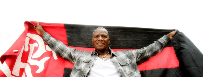 Trinta anos da conquista do titulo mundial pelo time do Flamengo. Adilio em seu condominio na Barra da Tijuca. — Foto: Ivo Gonzalez / Agencia O Globo