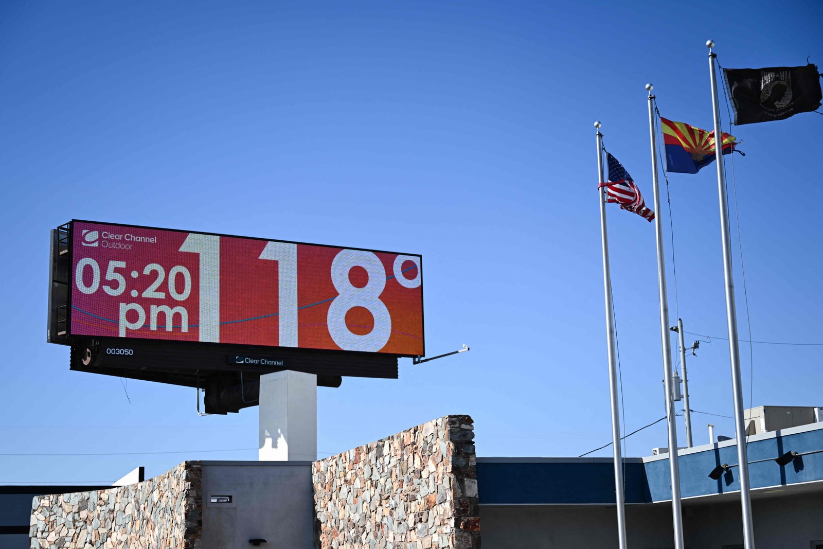 Um termômetro marca 48º em Phoenix, Arizona, em julho de 2023 — Foto: PATRICK T. FALLON