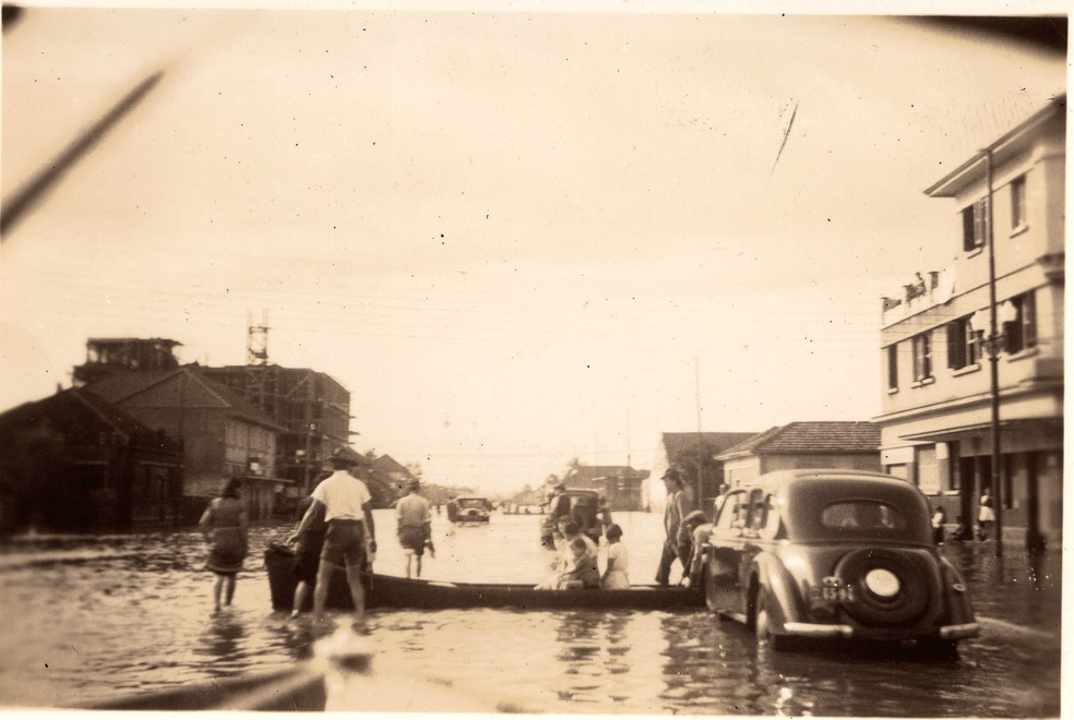 Por causa das inundações, Porto Alegre ficou sem combustível, luz e água em 1941 — Foto: Acervo do Museu de Porto Alegre Joaquim Felizardo/Decio Kraemer