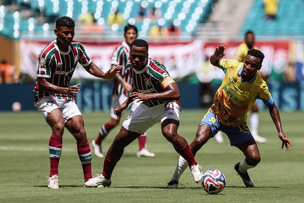 Jhon Arias briga pela bola no empate entre Fluminense e Mamelodi Sundowns — Foto: Lucas Merçon/Fluminense