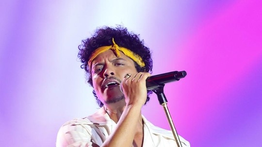 Bruno Mars ganha apoio de fãs após pedir para público guardar celulares em show no The Town: 'Curtam'