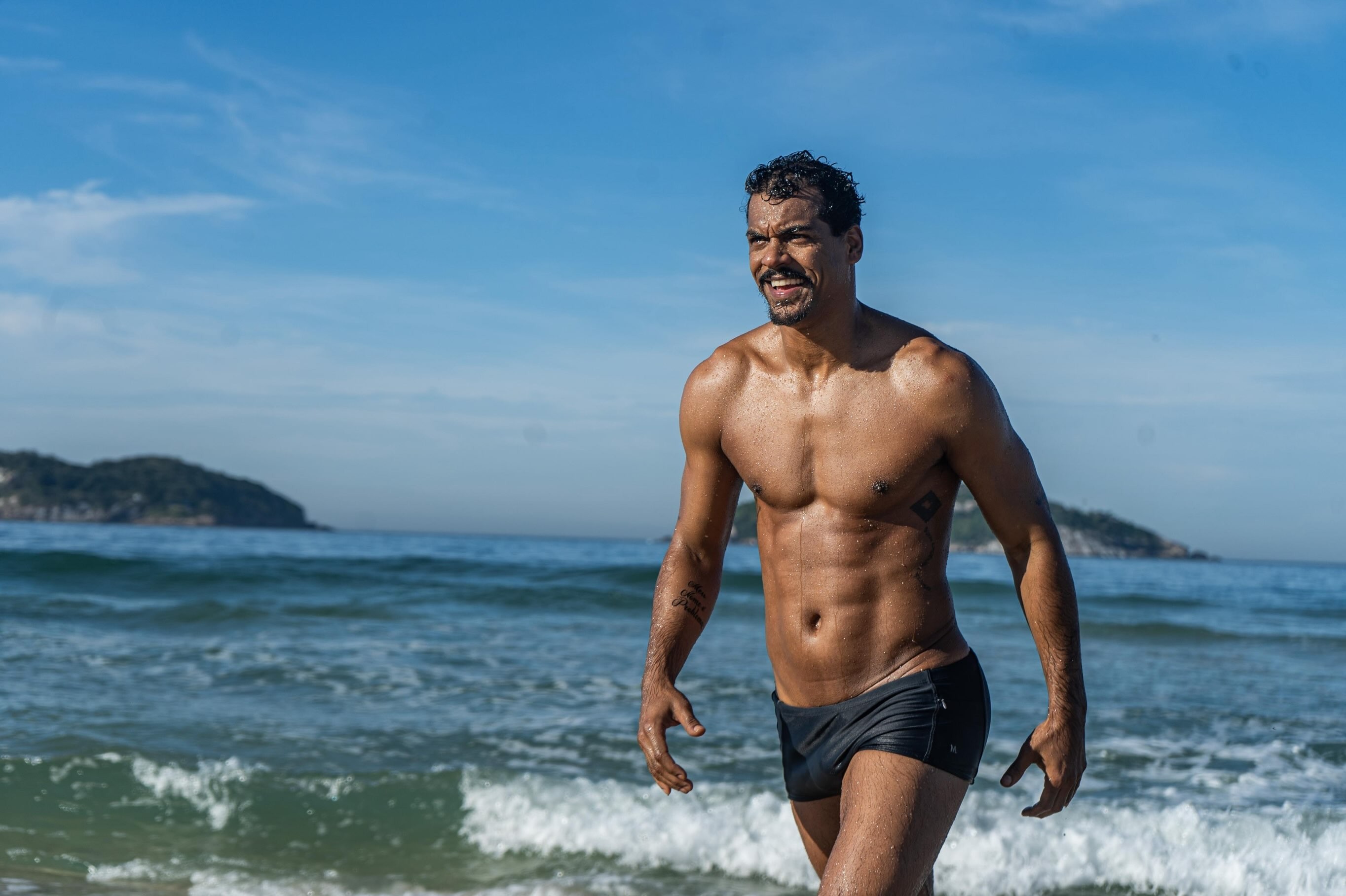 De sunga, Marcello Melo Jr. agita web com fotos de bastidores; comentário da namorada chama atenção - QTU Questões do Universo