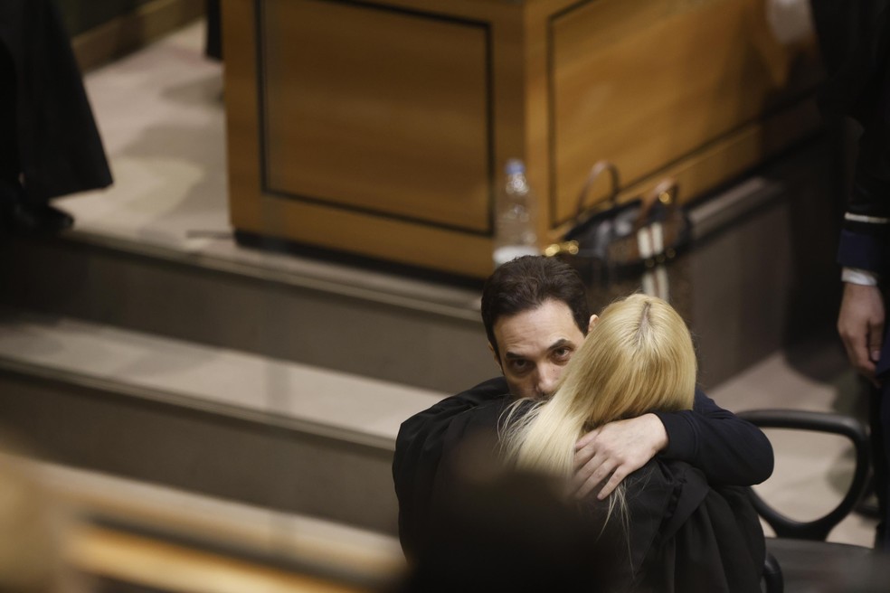 Jairinho abra&ccedil;a advogada ap&oacute;s adiamento do j&uacute;ri da morte do enteado Henry Borel &mdash; Foto: Gabriel de Paiva