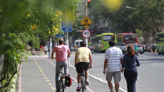 Prefeitura instala totem para exibir, em tempo real, fluxo de bicicleta em avenida