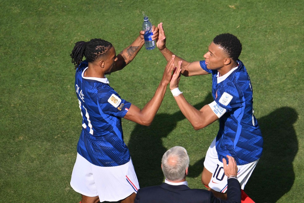 Michael Olise e Kylian Mbappe — Foto: Angela WEISS / AFP