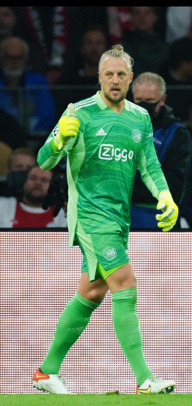 Pouco mais de um mês depois de completar 39 anos, o goleiro holandês Remko Pasveer foi convocado para sua primeira Copa — Foto: Reprodução/Ajax