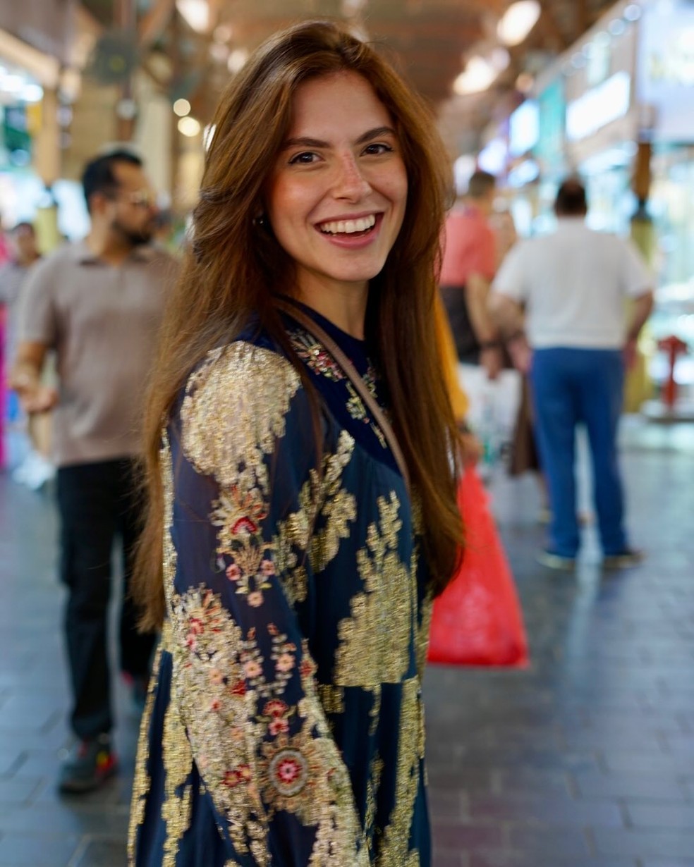 Médica morta em incêndio na Tailândia: Carolina Pimentel Canales de Albuquerque, de 24 anos, viajava com o noivo, Fernando da Resurreição — Foto: Reprodução/Instagram