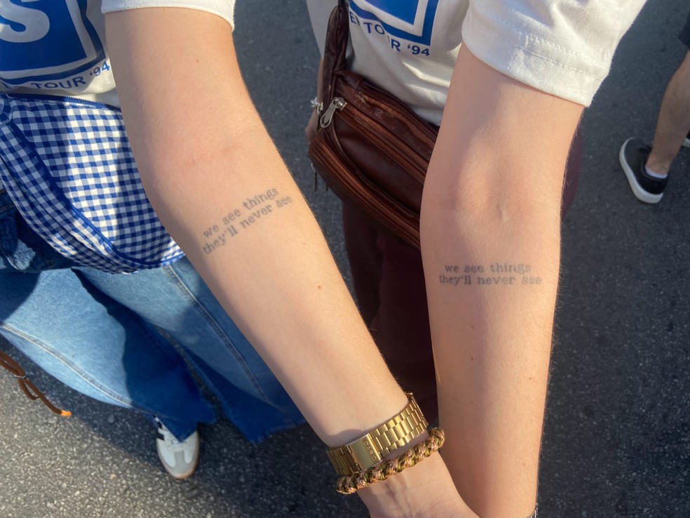 No detalhe: a tatuagem das duas irmãs, fãs do Oasis, Bárbara e Gabriela Garrido — Foto: Luiz Eduardo de Castro