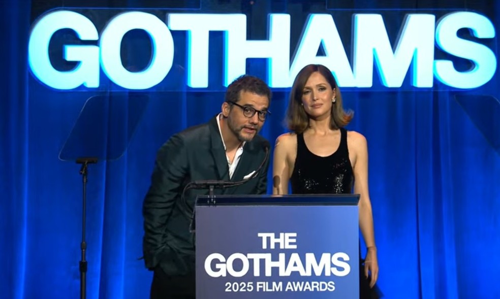 Wagner Moura took the stage at the Gotham Film Awards alongside actress Rose Byrne to announce the winner in the Best First Directing category – Image: Reproduction