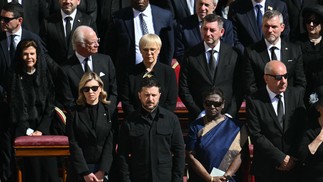 Presidente ucraniano, Volodymyr Zelensky vai ao funeral do Papa Francisco com a primeira-dama, Olena Zelenska — Foto: Mandel NGAN / AFP