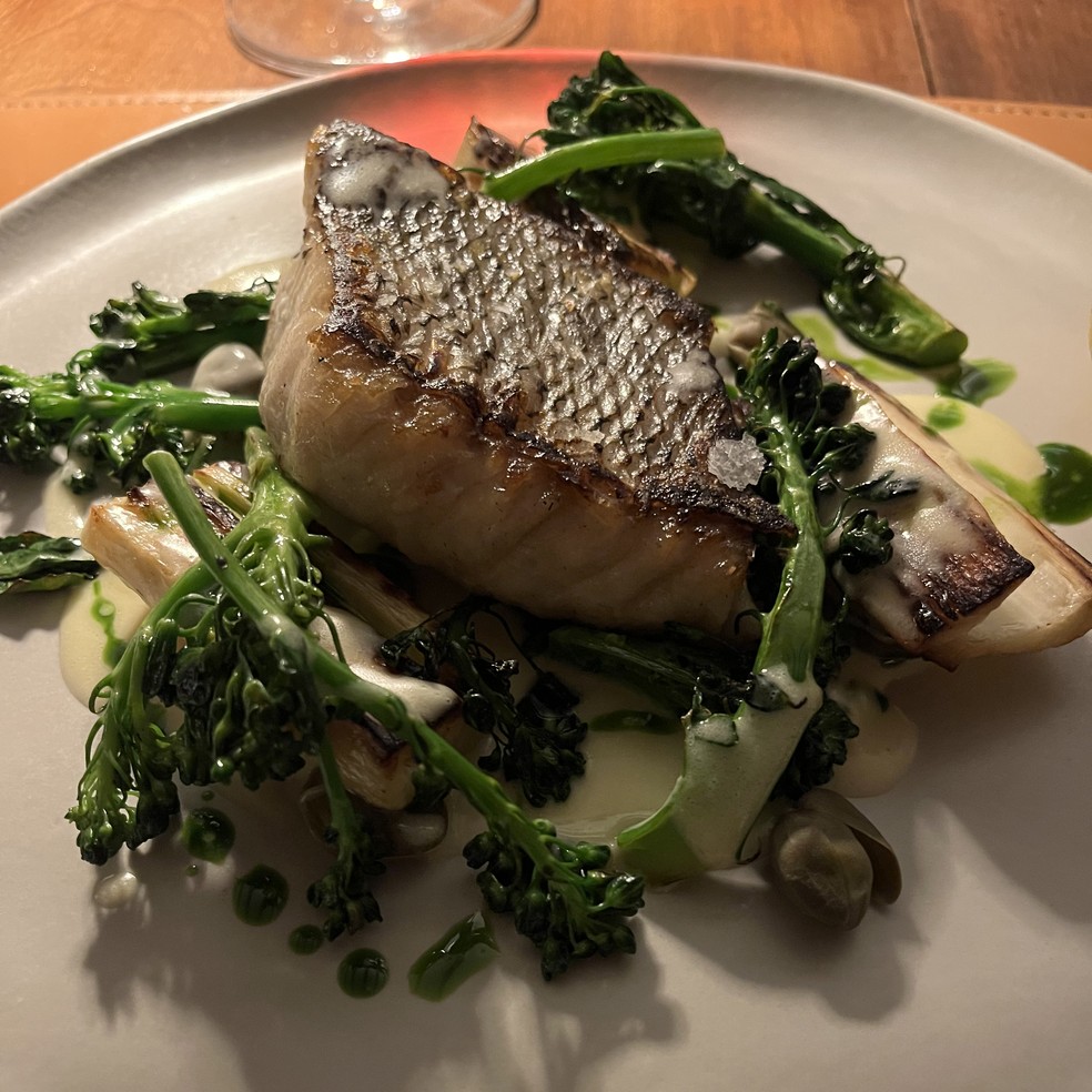 Cardápio do dia no Brics: peixe com molho beurre blanc, palmitos grelhados e brócolis, do chef Rafa Costa e Silva — Foto: Luciana Fróes