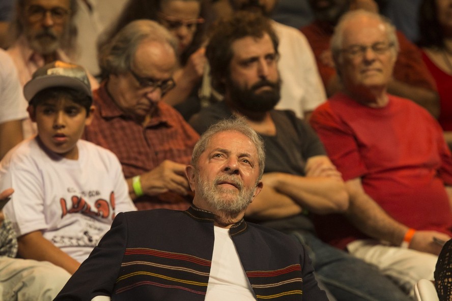 Gregório Duvivier (ao fundo) em evento com Lula em 2018