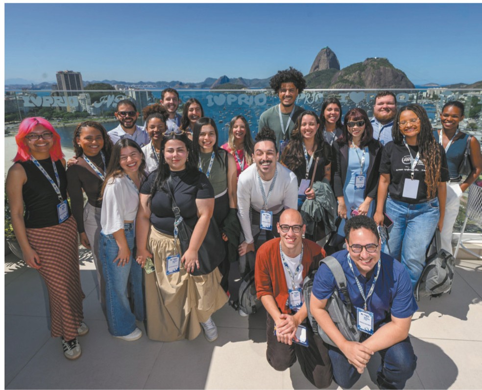 After classes and breakfast, the 20 students went to admire the view of Guanabara Bay at the PRIO headquarters — Photo: Fabio Cordeiro