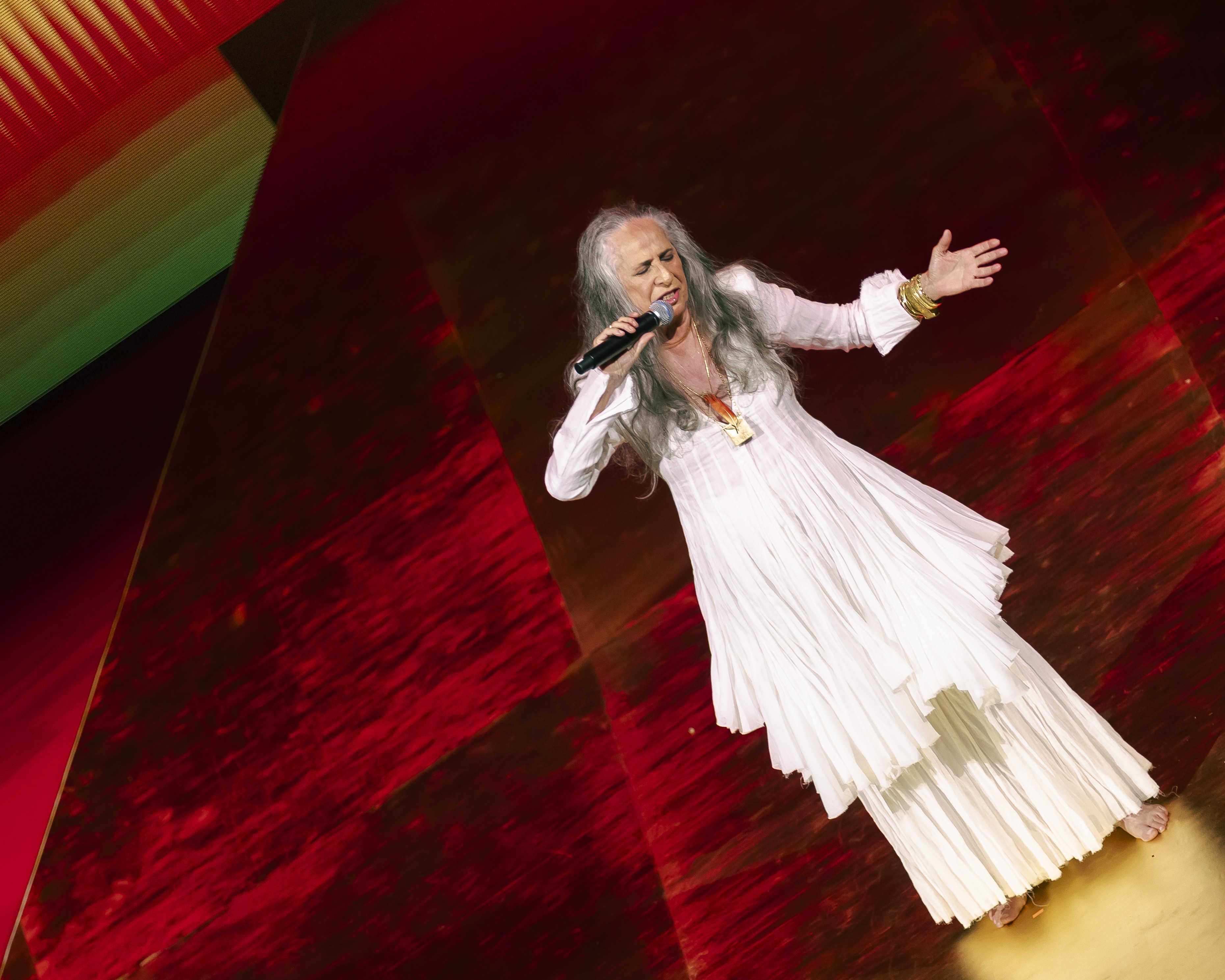 Maria Bethânia celebra 80 anos de carreira com 80 músicas inesquecíveis