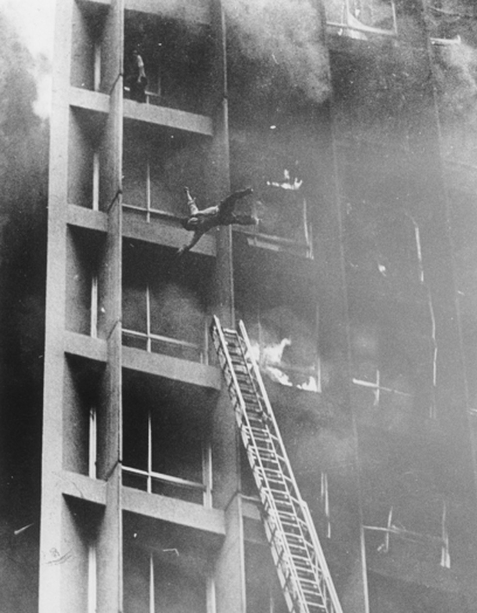 Edifício Joelma: Homem se atira do alto do prédio, durante incêndio — Foto: Antônio Carlos Piccino/Agência O GLOBO