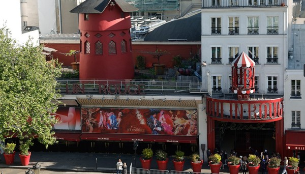 Pás do moinho de vento do clássico cabaré Moulin Rouge de Paris desabam
