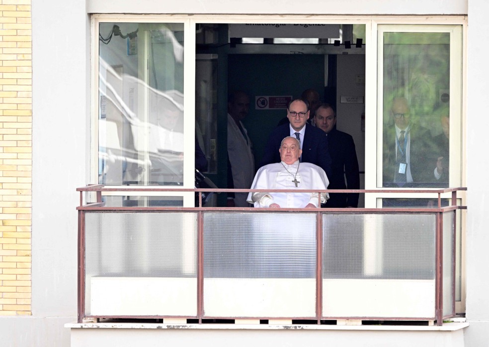 Papa Francisco aparece em sacada de hospital em Roma — Foto: Tiziana FABI / AFP