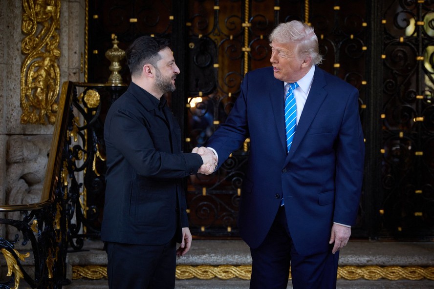 Zelensky e Trump se cumprimentam após reunião nos EUA neste domingo
