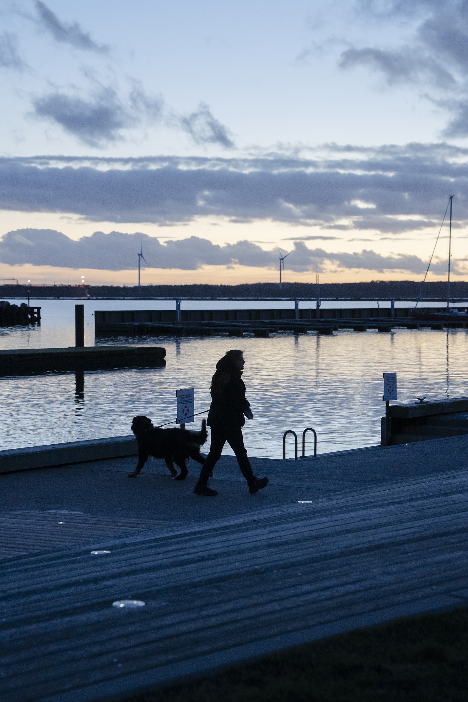 O porto em Kalundborg: com uma população de menos de 17 mil pessoas, a Novo Nordisk está fazendo grandes investigationos para auentar a produção de seus populares medicamentos para diabetes e perda de peso, Ozempic e Wegovy — Foto: Charlotte de la Fuente/The New York Times