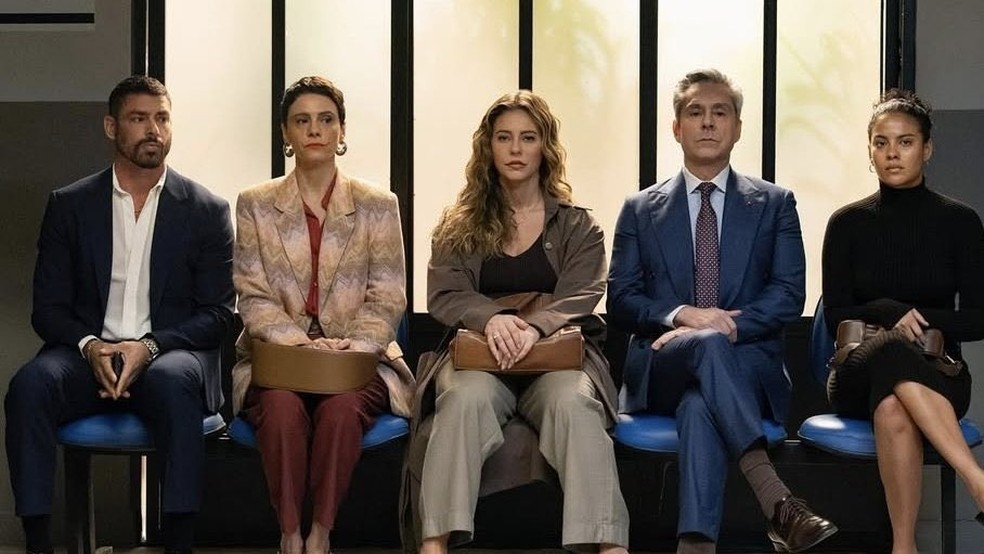 Da esquerda para a direita, os suspeitos do assassinato de Odete Roitman em'Vale tudo' (2025): César (Cauã Reymond), Celina (Malu Galli), Heleninha (Paolla Oliveira), Marco Aurélio (Alexandre Nero), Maria de Fátima (Bella Campos) — Foto: Reprodução/TV Globo