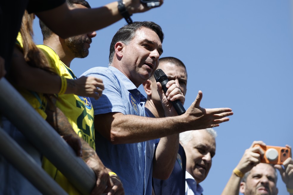 Com&iacute;cio  do PL na Pra&ccedil;a Rui Barbosa, em Nova Igua&ccedil;u, com a presen&ccedil;a do candidato &agrave; Presid&ecirc;ncia, Fl&aacute;vio Bolsonaro, e do candidato ao Governo do Estado, Douglas Ruas. &mdash; Foto: Guito Moreto