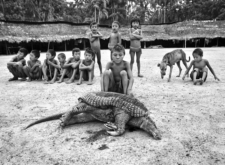 Registro de Sebastião Salgado da etnia ianomâmi, na Amazônia, em 2014 — Foto: Agência O Globo/Sebastião Salgado