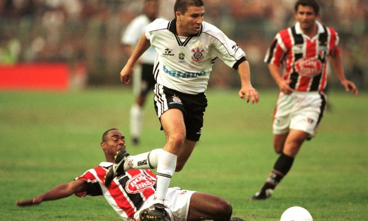 10º - CORINTHIANS (1999) - Luizão passa por Vagner, do São Paulo.  — Foto: Reginaldo Castro / Lance!