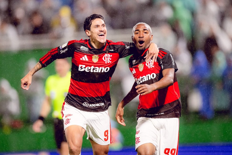 Pedro comemora gol com Lorran no Flamengo — Foto: Adriano Fontes/Flamengo