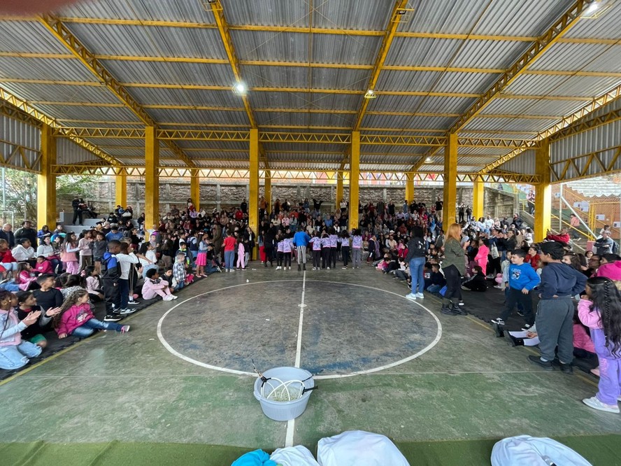 Quadra da Escola Municipal de Ensino Fundamental Saint-Hilaire, em Porto Alegre