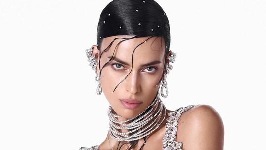 Irina Shayk surpreende fãs ao surgir com visual 'de vidro' em campanha de marca de joias