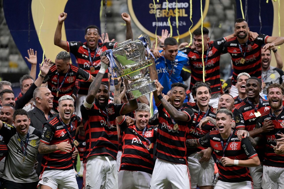 Jogadores do Flamengo levantam a taça da Copa do Brasil de 2024 — Foto: Douglas Magno/AFP