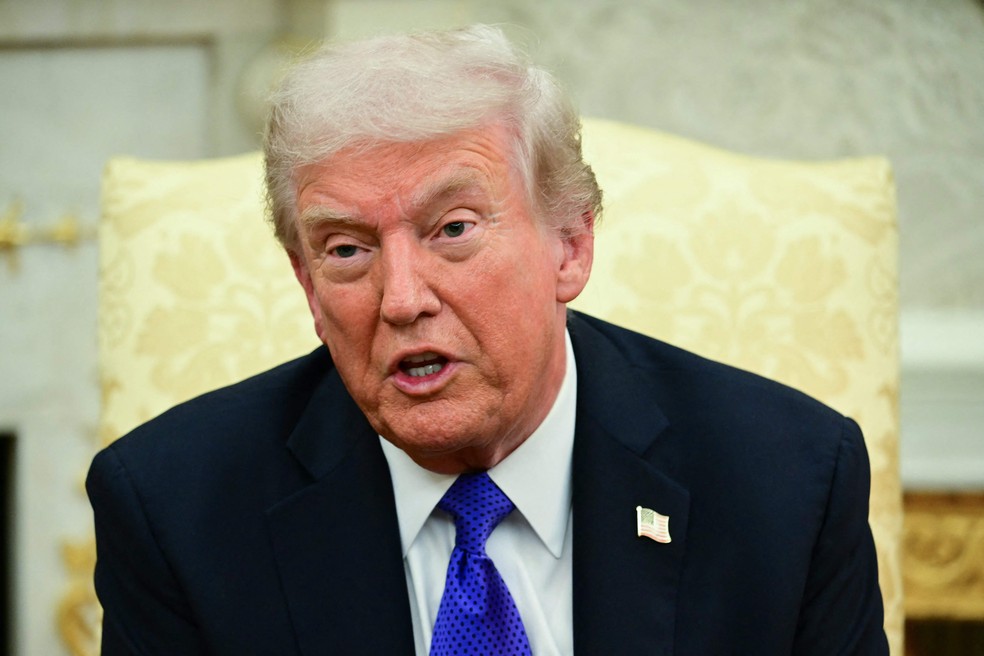 O presidente dos EUA, Donald Trump, fala com jornalistas ao receber o secretário-geral da Otan, Mark Rutte, no salão Oval da Casa Branca, em Washington — Foto: Jim WATSON / AFP