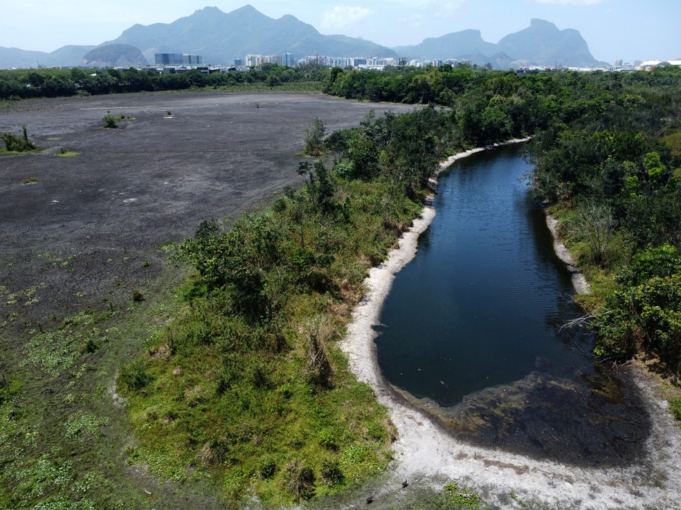 Seca nas lagoas do Bosque da Barra, unidade de conservação ambiental, em outubro do ano passado, rendeu multas de R$ 5 milhões à Iguá — Foto: Custodio Coimbra/15-10-2024