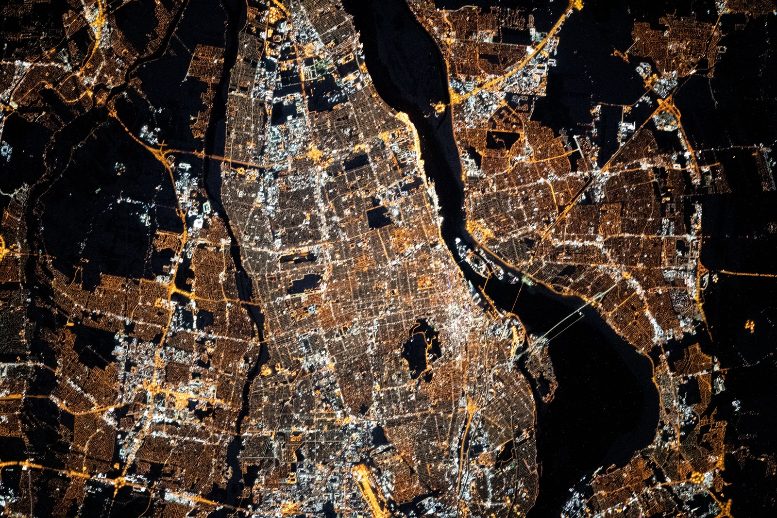Luzes da cidade de Montreal retratadas pela Estação Espacial Internacional em 26 de fevereiro de 2021 enquanto estava a cerca de 420 quilômetros acima de Quebec, Canadá