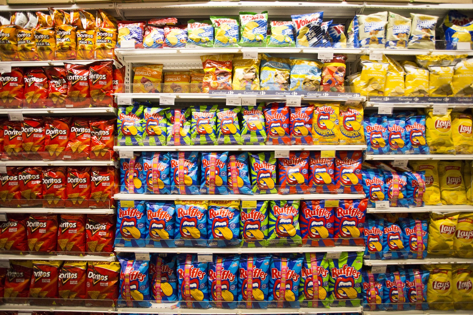 Ultraprocessados, como biscoitos, devem ficar mais baratos do que alimentos saudáveis. — Foto: Maria Isabel Oliveira / Agência O Globo